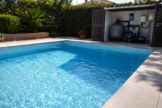 Quanto deve filtrare una piscina? Ore di filtrazione e calcolo corretto